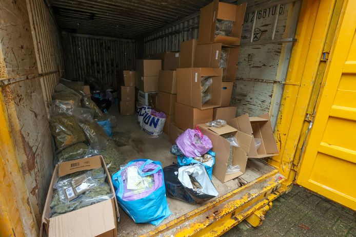 De politie vulde een container met alle in beslag genomen softdrugs die was bedoeld voor verkoop in coffeeshop Indian Dylan.