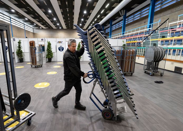 Sporthal De Braak in Helmond werd vrijdag leeggehaald. De spullen zijn verhuisd naar de nieuwe XL-priklocatie aan de Haverdijk.