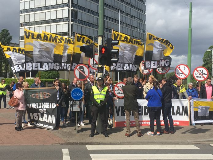 Een vijftigtal militanten van Vlaams Belang heeft vandaag actie gevoerd tegen de islambeurs die jaarlijks in Antwerp Expo plaatsvindt.