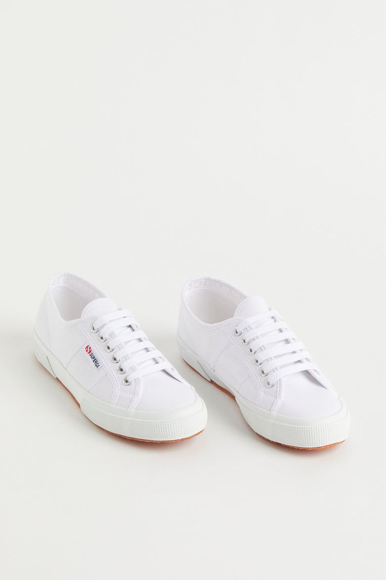 Superga-sneakers bij H&M Beeld H&M