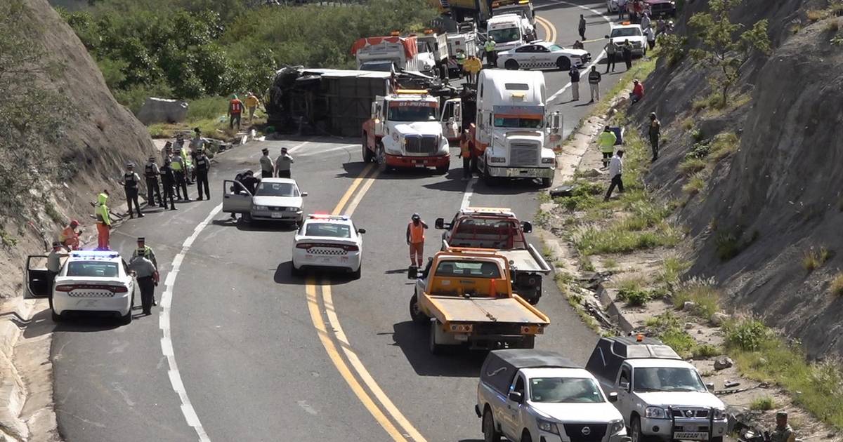 Minstens zestien doden bij botsing vrachtwagen en bus met migranten in Mexico.