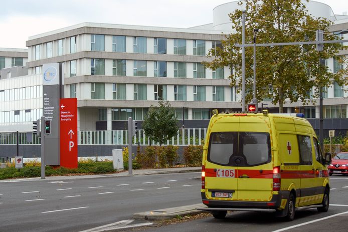 Une ambulance arrive à l'hôpital Chirec Delta, à Bruxelles.