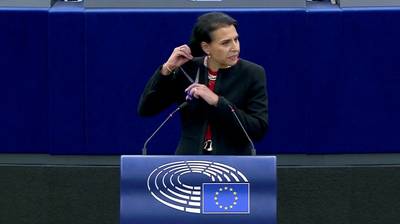 Zweeds Europarlementslid knipt haar af tijdens toespraak uit solidariteit met Iraanse vrouwen