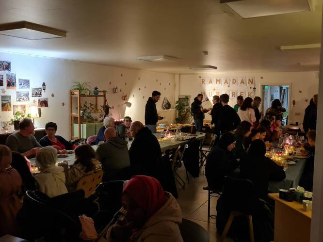 80 Zelzatenaren genieten samen van iftar in buurthuis Nest