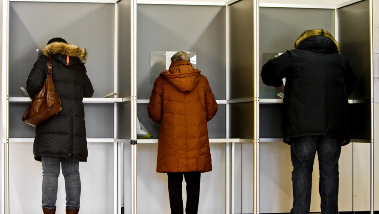 Kiezers brengen hun stem uit tijdens de gemeenteraadsverkiezingen in 2010. Beeld anp