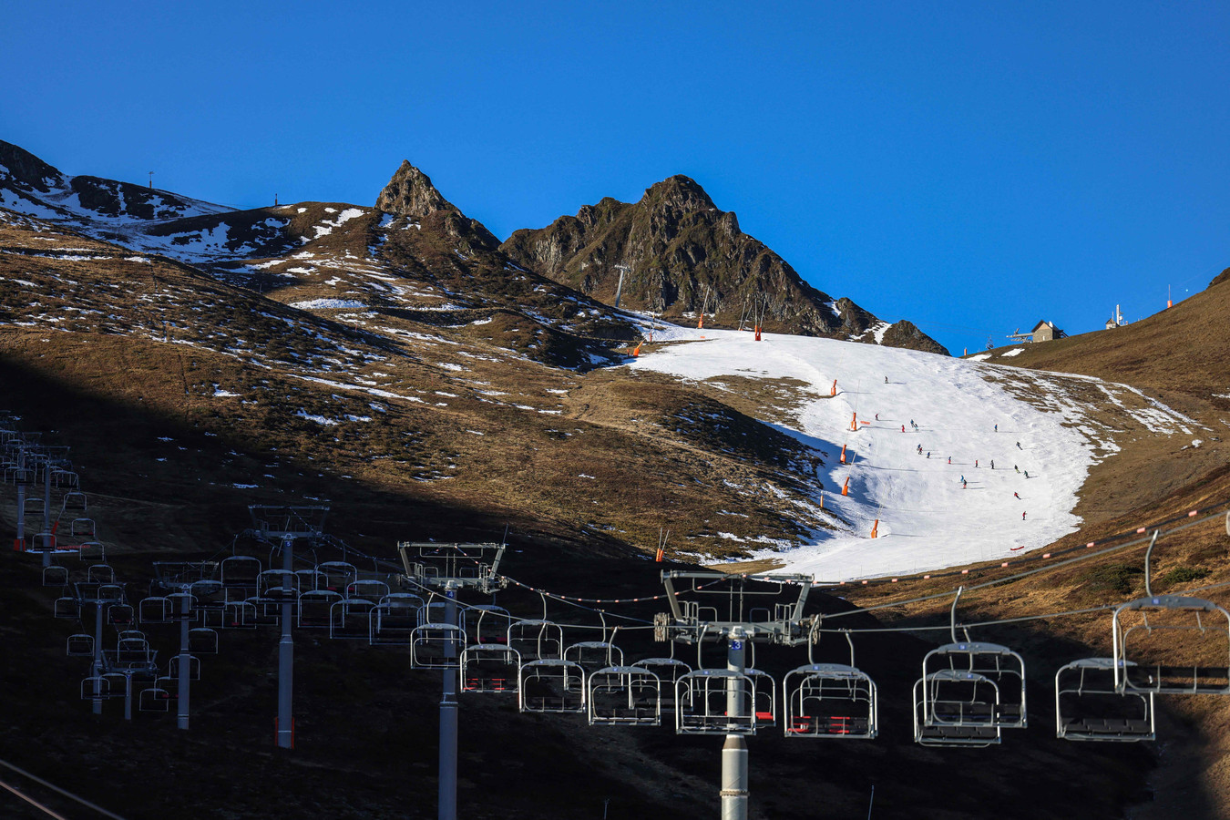 Des skieurs sur l'une des rares pistes de ski recouvertes de neige, dans la station de Luchon-Superbagneres, dans les Pyrénées.