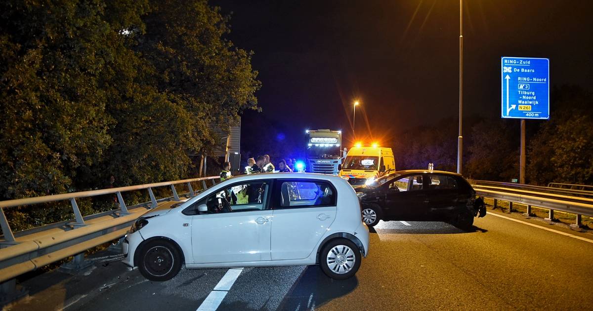 Autos dwars over de A65 bij Tilburg na ongeval: vrouw gewond naar ziekenhuis.