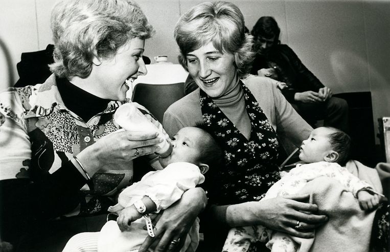 In april 1975 kwamen 27 weeskinderen uit Vietnam aan op Schiphol. Beeld Hollandse Hoogte / Spaarnestad Photo