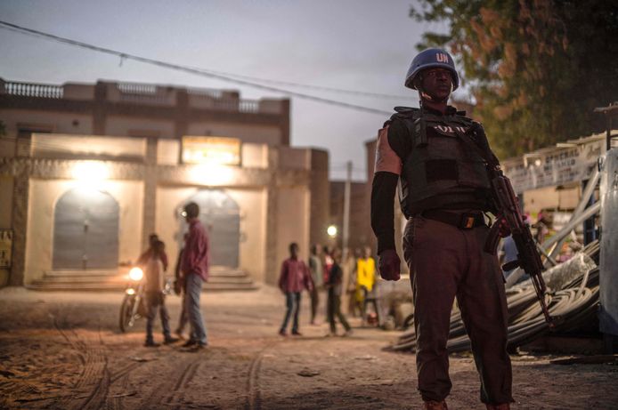 De VN blauwhelmen patrouilleren door de straten in Timboektoe in Mali. Vijftien westerse landen veroordelen de aanwezigheid van de Russische paramilitaire Wagner Group in het land. De aanwezigheid van de Russen in Mali zal de veiligheid in West-Afrika enkel verslechteren, klinkt het.