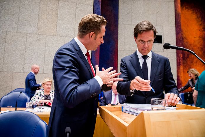 Archiefbeeld: Minister Hugo de Jonge van Volksgezondheid, Welzijn en Sport (CDA) en Premier Mark Rutte tijdens de tweede dag van de Algemene Politieke Beschouwingen.