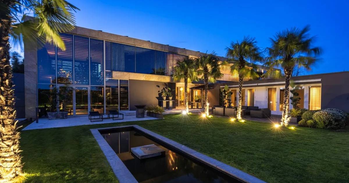 Nachtclub, wijnkelder en privé-spa: deze mega-villa van bijna 14 miljoen heeft het allemaal en is te