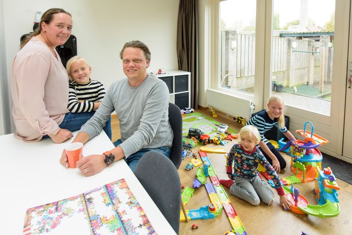 Hanneke en Hans met hun kinderen Fleur, Feline en Max.
