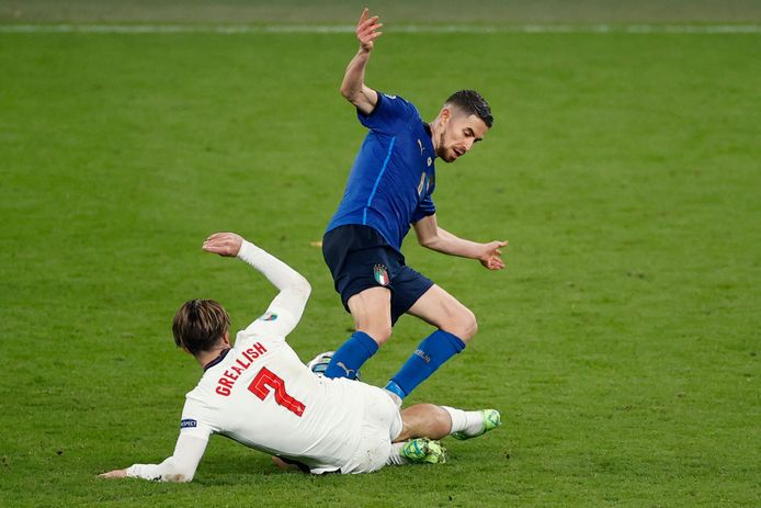 Voor deze overtreding op Jack Grealish kreeg Jorginho geel.