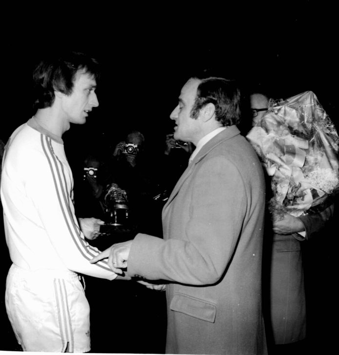 Rensenbrink krijgt de Gouden Schoen overhandigd in 1976, hij eindigt voor ploegmaat Francois Van der Elst en Raoul Lambert van Club Brugge.