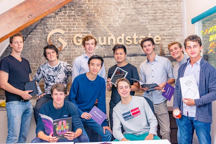 De Turff, volgens de makers dé oplossing voor de administratie in studentenhuizen. Zwollenaar Willem Li (staand de 4e van links) is één van de twee programmeurs.
