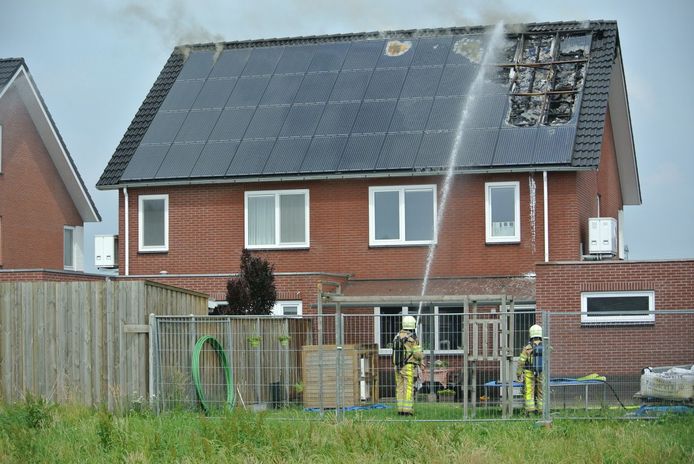 Uitslaande brand na kortsluiting in zonnepanelen op het dak van een woonhuis in Lemelerveld.