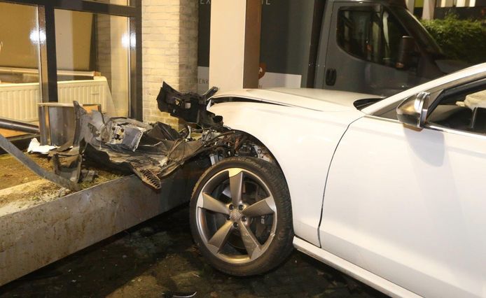 Auto rijdt tegen bedrijfspand in Empel.