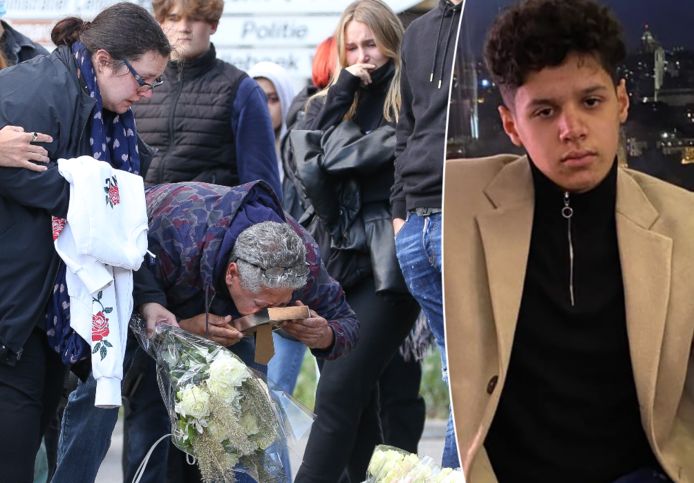 Vader Rachid kust een foto van Ismaël, moeder Lesly legt bloemen neer.. Rechts Ismaël.