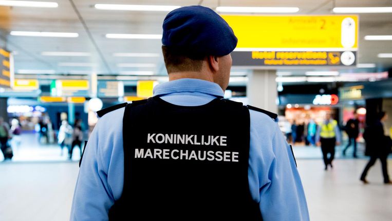 De mannen droegen ook 6.000 euro aan nepgeld bij zich. Beeld ANP