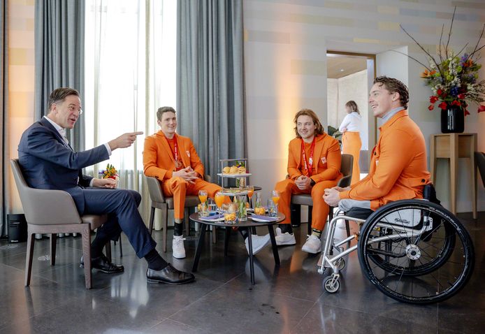 Medali Paralimpiade Niels de Langen, Jeroen Campcherur dan Chris Voss diterima di Catshuis untuk Mark Rutte.