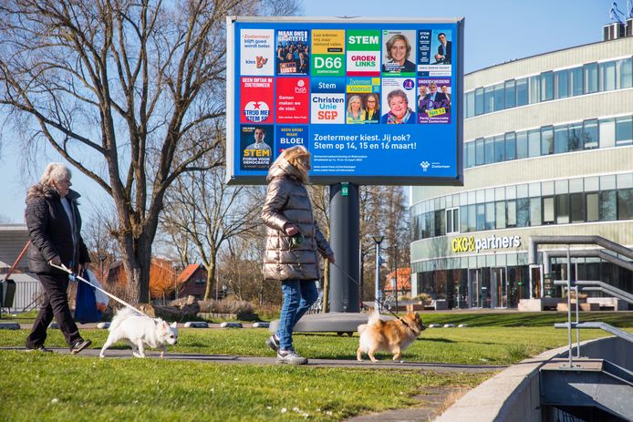 Lijsttrekkers kijken ons vanaf de verkiezingsborden lachend aan.