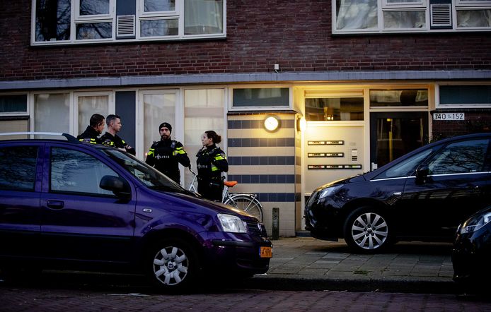Onderzoek bij een woning aan de Oudenoord. De 37-jarige Gokmen T., de man die verantwoordelijk wordt gehouden voor de schietpartij in een tram in Utrecht, is opgepakt tijdens een inval in dit pand.