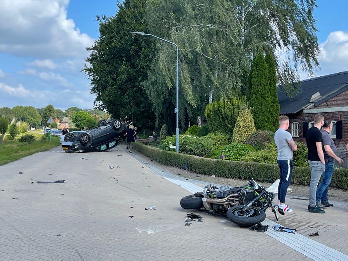 Op de kruising van de Brabantsehoek en de Heusdensebaan in Biezenmortel is een ernstig ongeluk gebeurd.