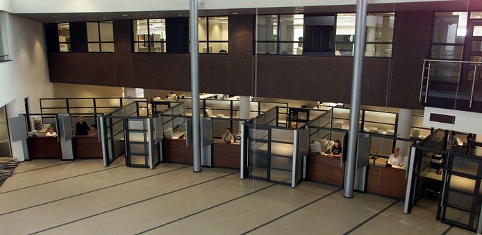 De balie in de publiekshal van het Moerdijkse gemeentehuis in Zevenbergen.