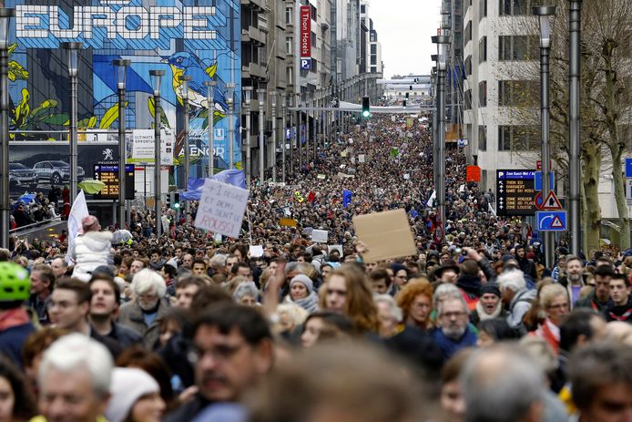 Al wekenlang komen duizenden mensen op straat om een ambitieuzer klimaatbeleid te vragen.