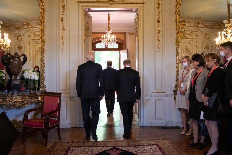 President Biden (links) en president Poetin (rechts) spraken elkaar in juni tijdens een top in Geneve. De Russische president omschreef het gesprek met Biden toen als ‘eerlijk en openhartig’. Hij prees de Amerikaanse president als ‘een afgewogen, ervaren en doorgewinterde politicus’. ‘Ik denk dat we dezelfde taal spraken.’ Beeld AP