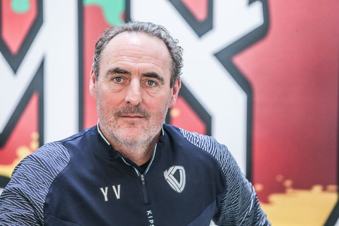 Yves Vanderhaeghe blijft nog twee jaar trainer van KV Oostende.