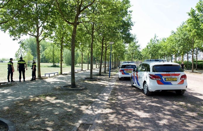 Poltiie in het park na de steekpartij in Bergen op Zoom.