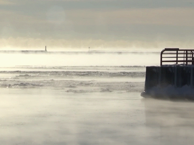 VIDEO. Spookachtige natuurpracht: stoom doemt op boven Lake Michigan
