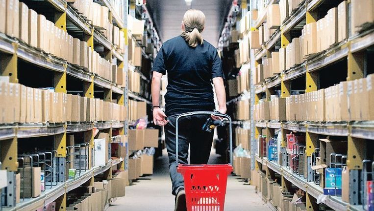 Sorteerders verzamelen bestellingen in het 75.000 vierkante meter grote distributiecentrum van Bol.com. Beeld anp