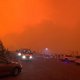 Vierduizend mensen zitten vast op strand door oprukkende bosbranden in Australië, regering stuurt boten en helikopters