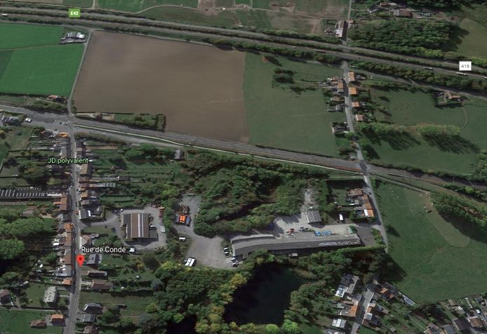 Luchtfoto van het gebied waar de bende  de kerosine aftapte. De ondergrondse pijplijn ligt naast de spoorweg. Snelweg E42 is vlakbij.