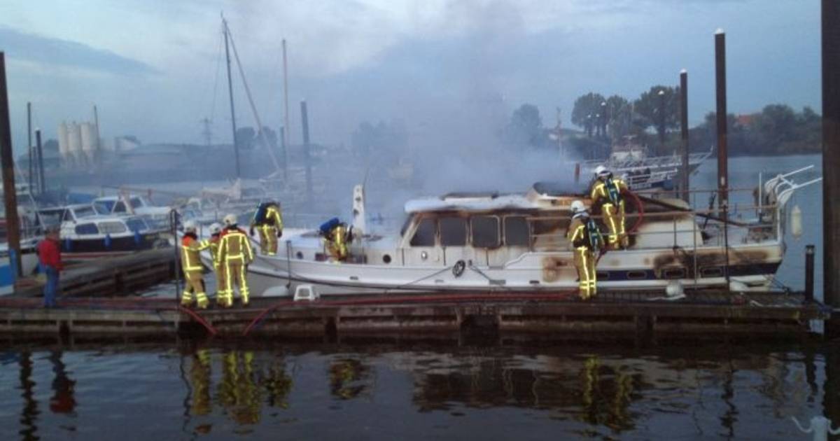 Brand op boot in jachthaven van Niftrik
