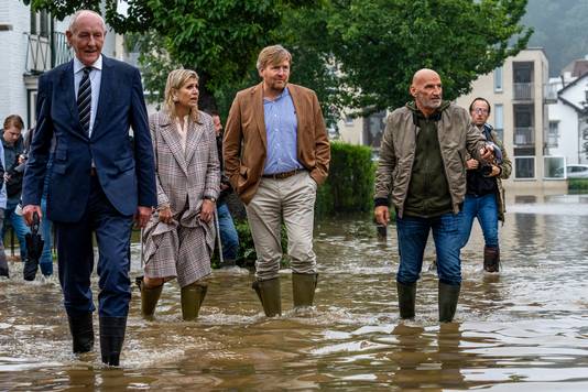 De koning en koningin brachten een bezoek aan Valkenburg, naar aanleiding van de overstromingen.