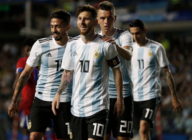 Lionel Messi na weer een goal voor het Argentijnse elftal, geflankeerd door Manuel Lanzini (links) en Giovanni Lo Celso. Op de achtergrond Angel Di María. Beeld AP