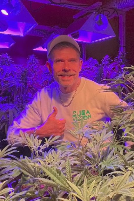 Ses plants de cannabis plus vrais que nature fabriqués pour Hollywood lui ont déjà valu la visite de la police