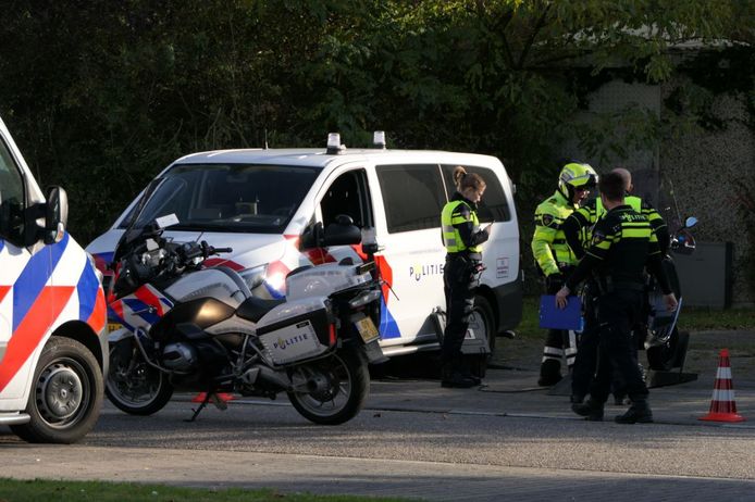 De politie tijdens een grote verkeerscontrole in Enschede waarbij in totaal 110 boetes zijn uitgeschreven aan onder meer te hard rijdende bestuurders.