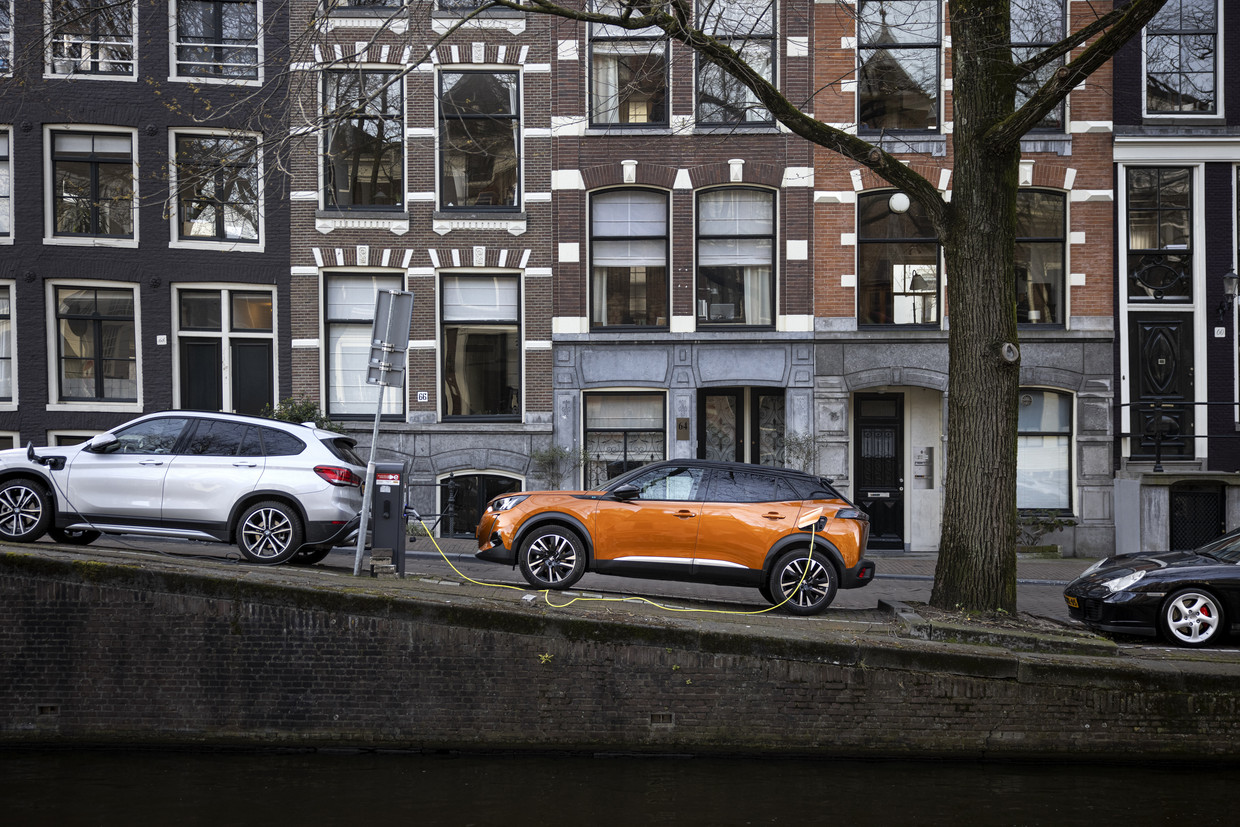 flauw vergroting Uitsluiten Verdubbeling tarief opladen elektrische auto op straat in Amsterdam