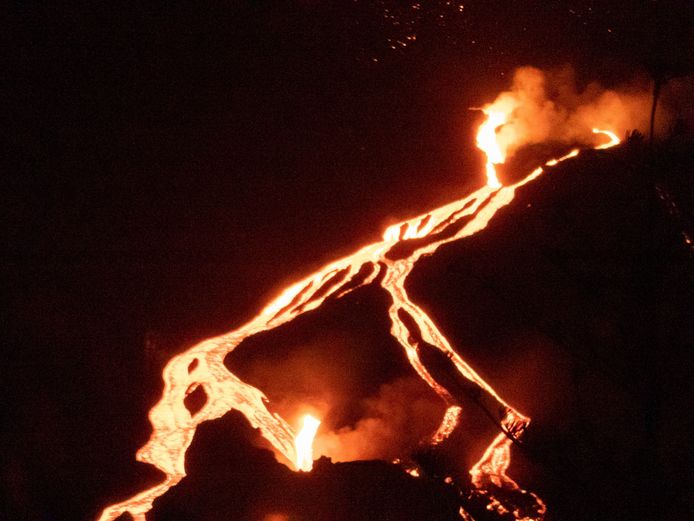 Un autre cratère apparaît sur le volcan de La Palma et provoque une  nouvelle coulée de lave | Monde | 7sur7.be