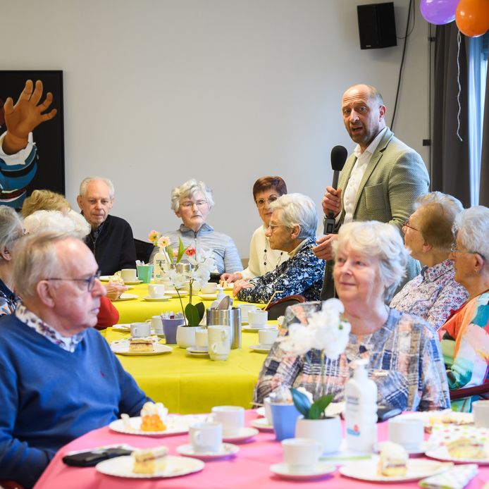 Opening van Huis van de Braak met koffie en gebak. Pierre Hobbelen, directeur Thuisvester spreekt de bezoekers toe.