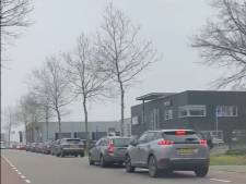 Extreem lange rij voor teststraat in Uden: ‘Ik bleef maar rijden’