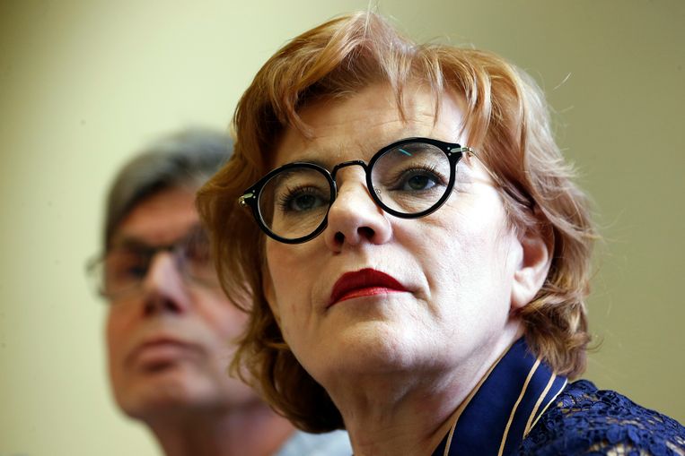 Burgemeester Tania De Jonge (Open Vld) en haar ploeg stelden vandaag het nieuwe bestuursakkoord voor Ninove voor. Beeld BELGA