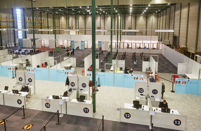 Een grote, lege hal met af en toe iemand die zich laat vaccineren tegen corona, dat is het beeld van de priklokatie van GGD op De Amert in Veghel. En het openhouden van lege hallen kost veel geld.