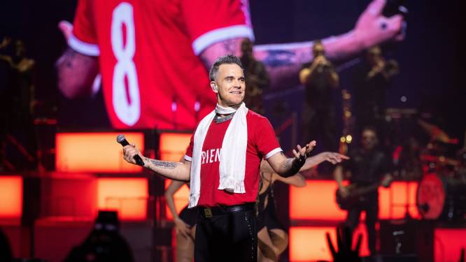 Robbie Williams sprakeloos nadat hij twintig jaar later dezelfde fan uit de menigte haalt

