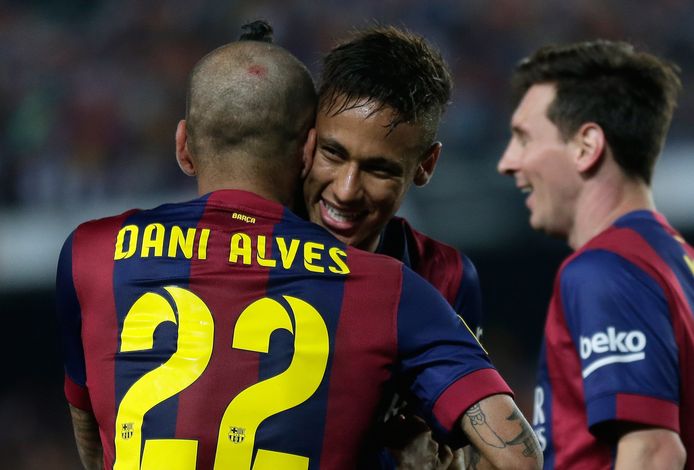 dani alves voetbalt met drol op hoofd