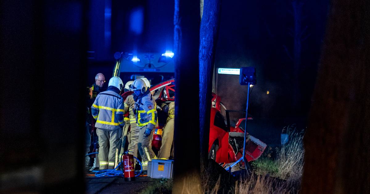 Twee traumahelikopters ingezet voor ernstig eenzijdig ongeval in Westendorp: auto met meerdere inzittenden knalt tegen boom.